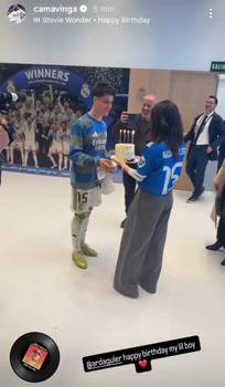 实拍：赛后居莱尔的女友为他送来蛋糕庆祝生日，好恩爱的小两口