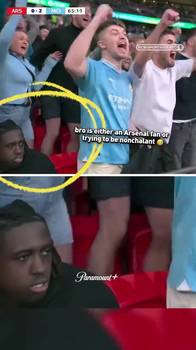 兄弟火了😱！一位枪迷老哥坐曼城球迷看台目睹阿森纳2球落后时